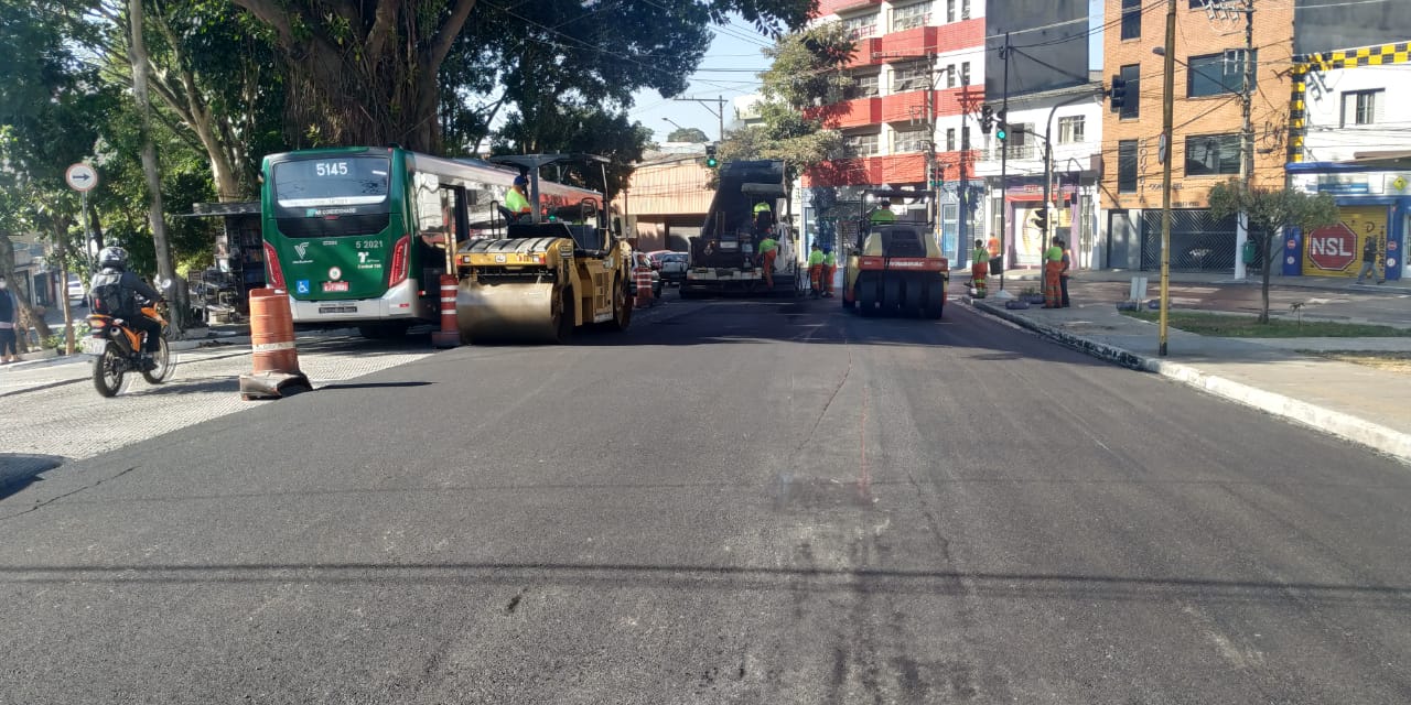 Maquinas fazendo o recapeamento na AV. Sapopemba